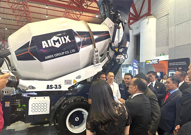 Menteri Bencana Alam Kunjungi booth AIMIX