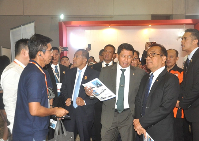 Menko PMK Pratikno dan Kepala BNPB Suharyanto saat mengunjungi booth AIMIX