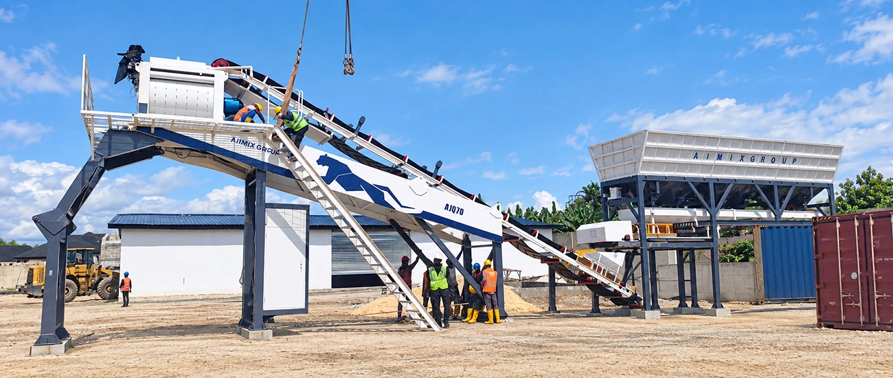 Proses instalasi AJQ70 Compact Batching Plant oleh tim engineer AIMIX di lokasi proyek pelanggan.