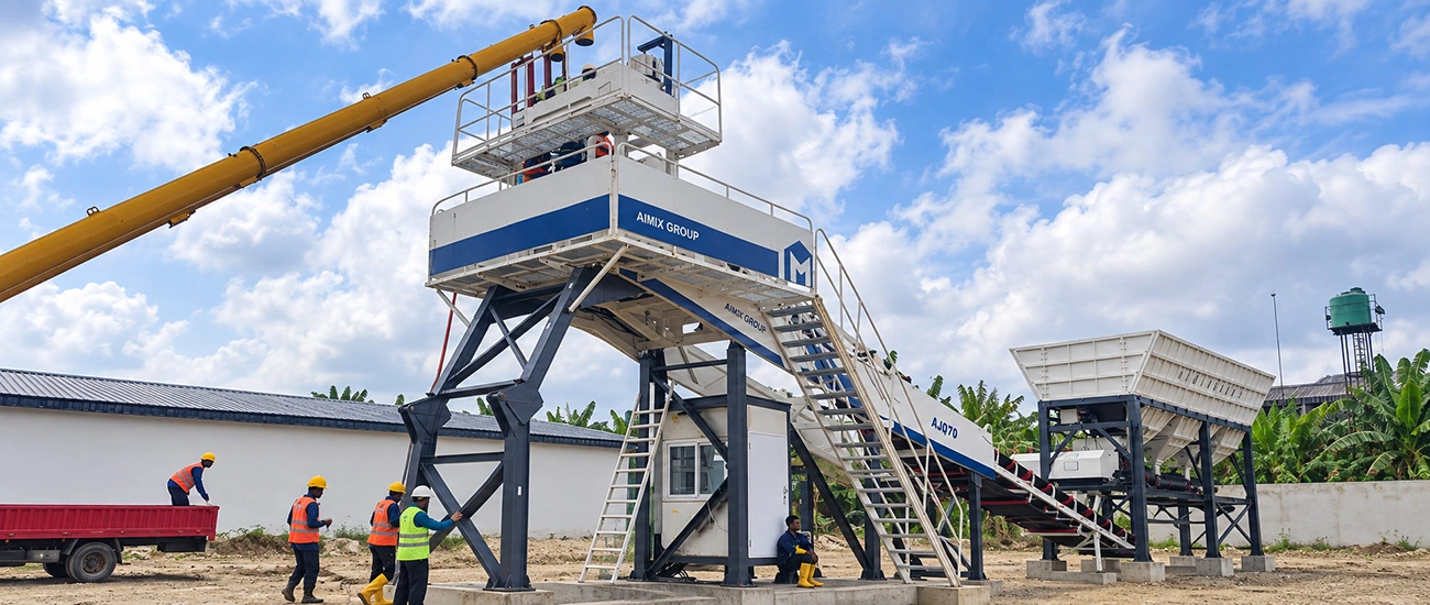 Proses instalasi AJQ70 Compact Batching Plant oleh tim engineer AIMIX di lokasi proyek pelanggan.